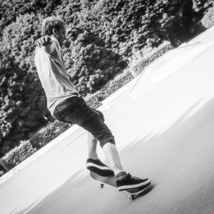 Skater mit Skatebaord schwarz weiss