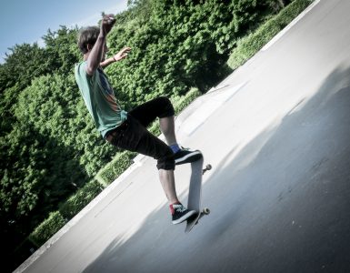 Skater mit Skateboard Sprung