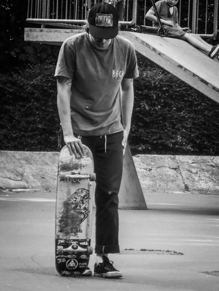 Sakter mit Skateboard