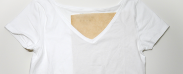 weißes T-Shirt mit einer Hälfte Backpapier zwischen den beiden Stofflagen im Ausschnitt