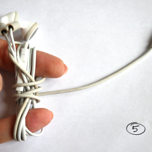 Kopfhörer Kabelende mit Anschluss wird um aufgewickelte Kopfhörer gewickelt
