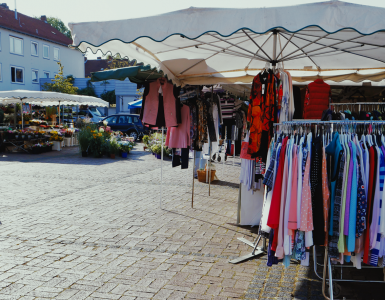 Kleider auf dem Wochenmarkt am Westfahlenplatz