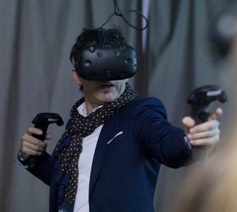 Mann im Anzug spielt VR