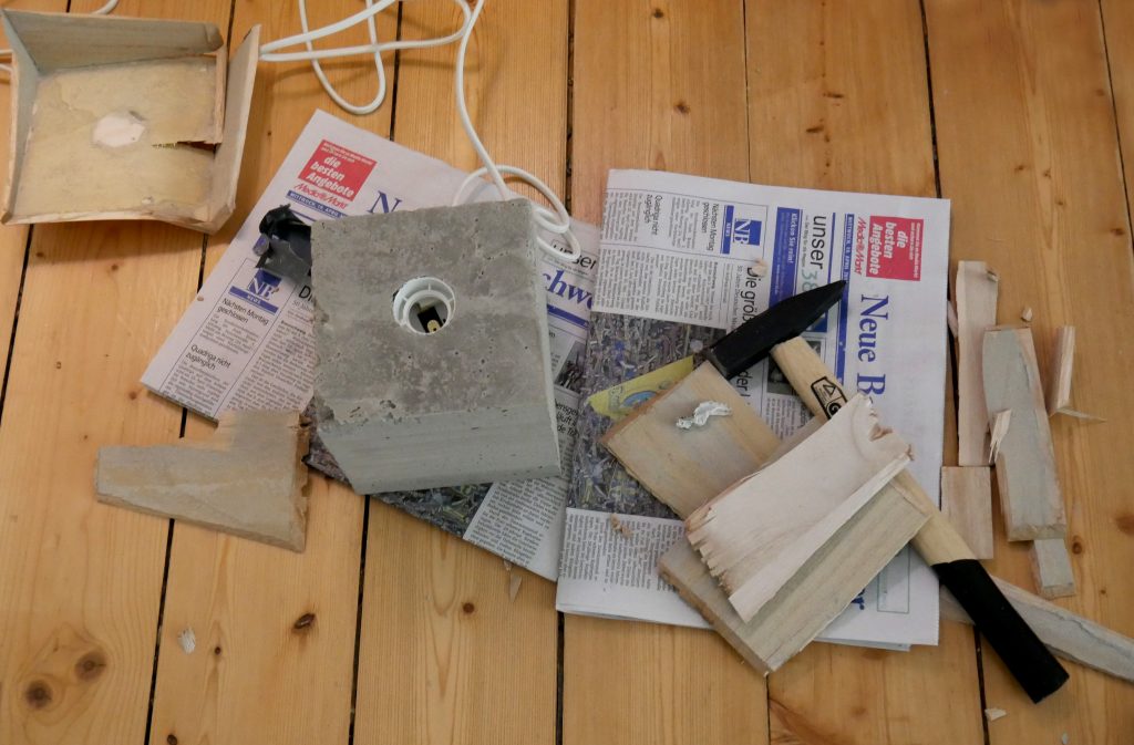 Beton, Hammer, Holzkiste
