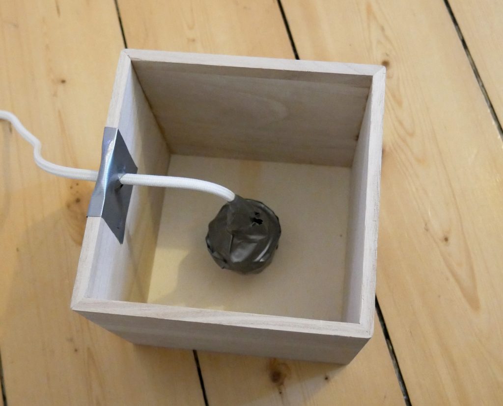 Holzbox mit Lampenfssung und Isolierband