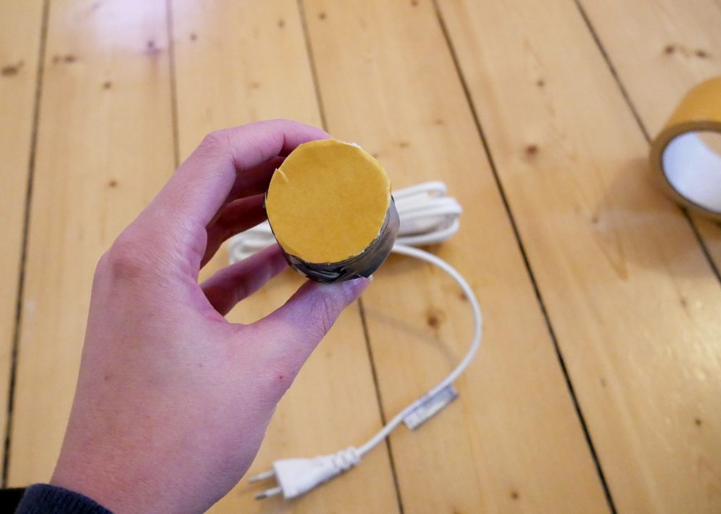 Doppelseitiges Klebeband auf Stecker