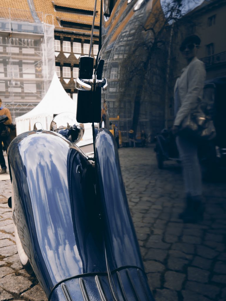 Oldtimer dunkelblau mit Refektion Braunschweig