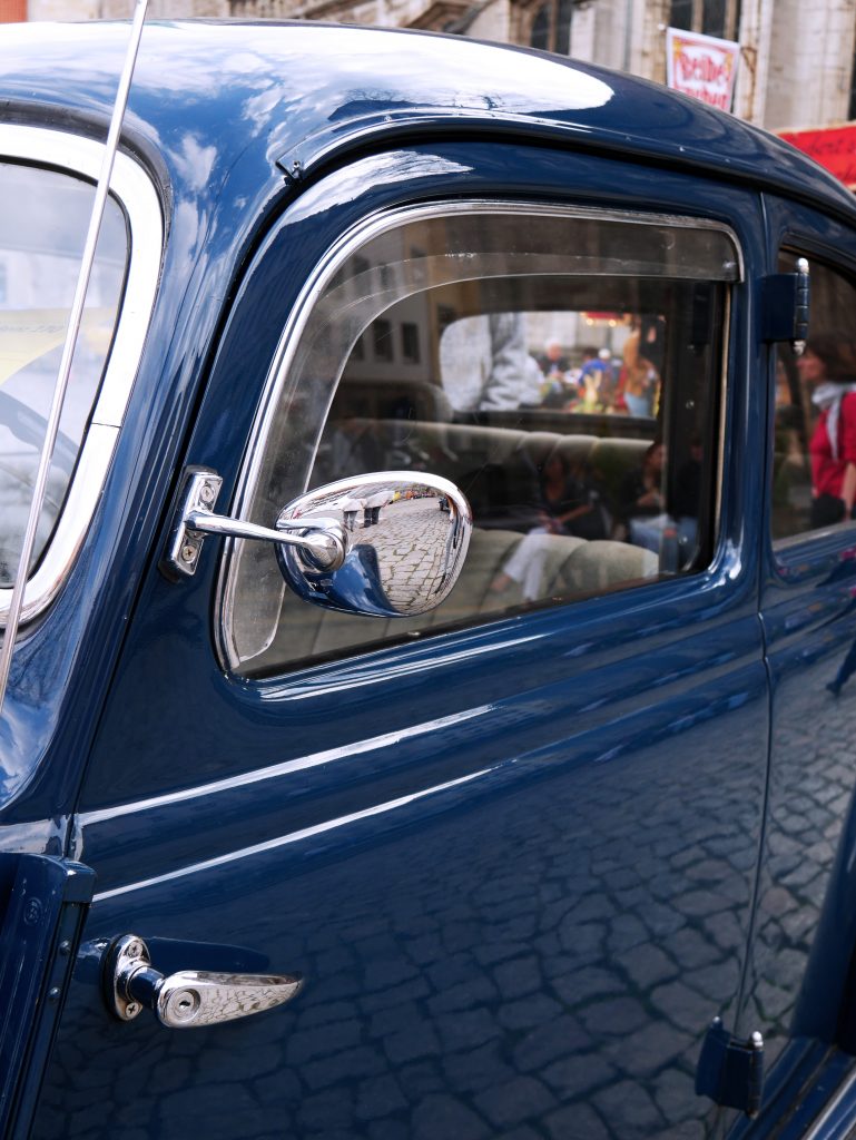 Blauer Oldtimer Burgplatz modeautofruehling 2017