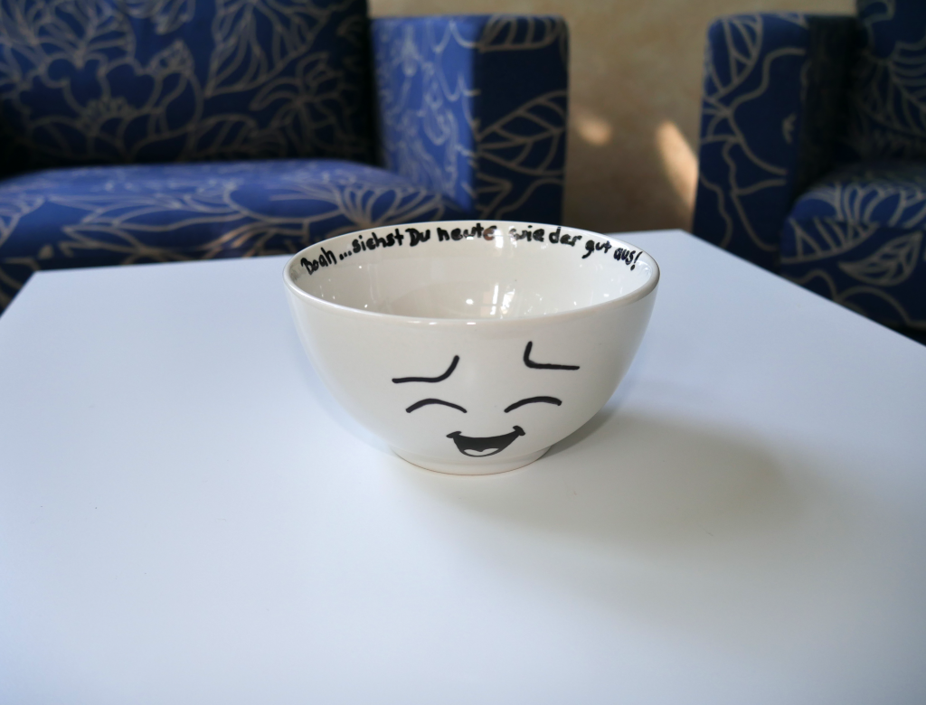 Schale mit einem lächelnden Gesicht