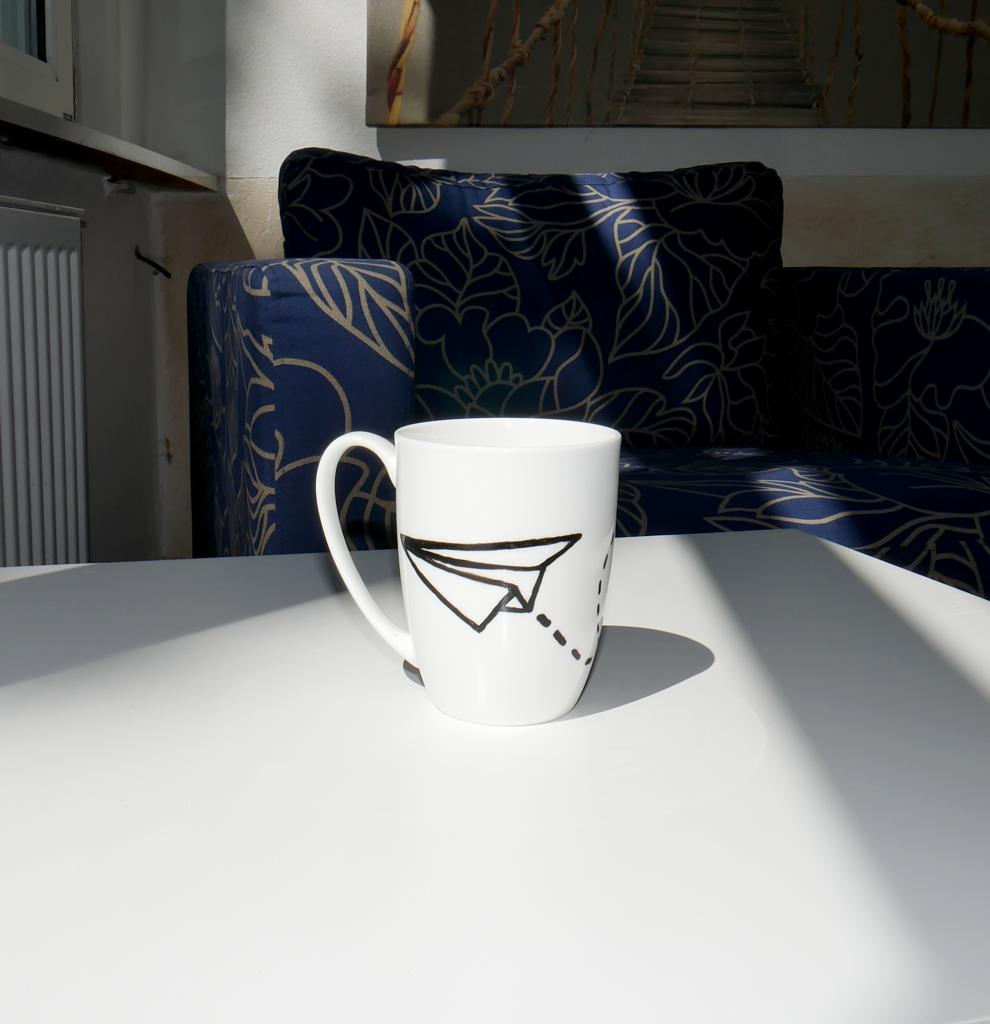 Tasse mit Papierflieger