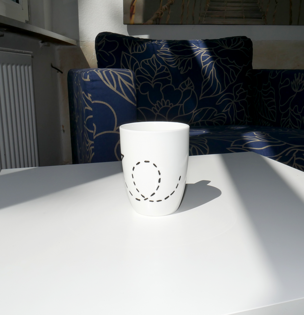 Tasse mit strichen