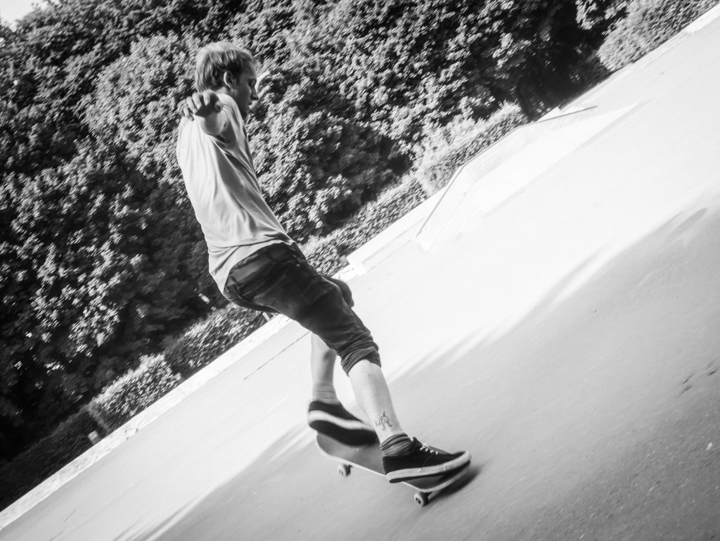 Skater mit Skatebaord schwarz weiss