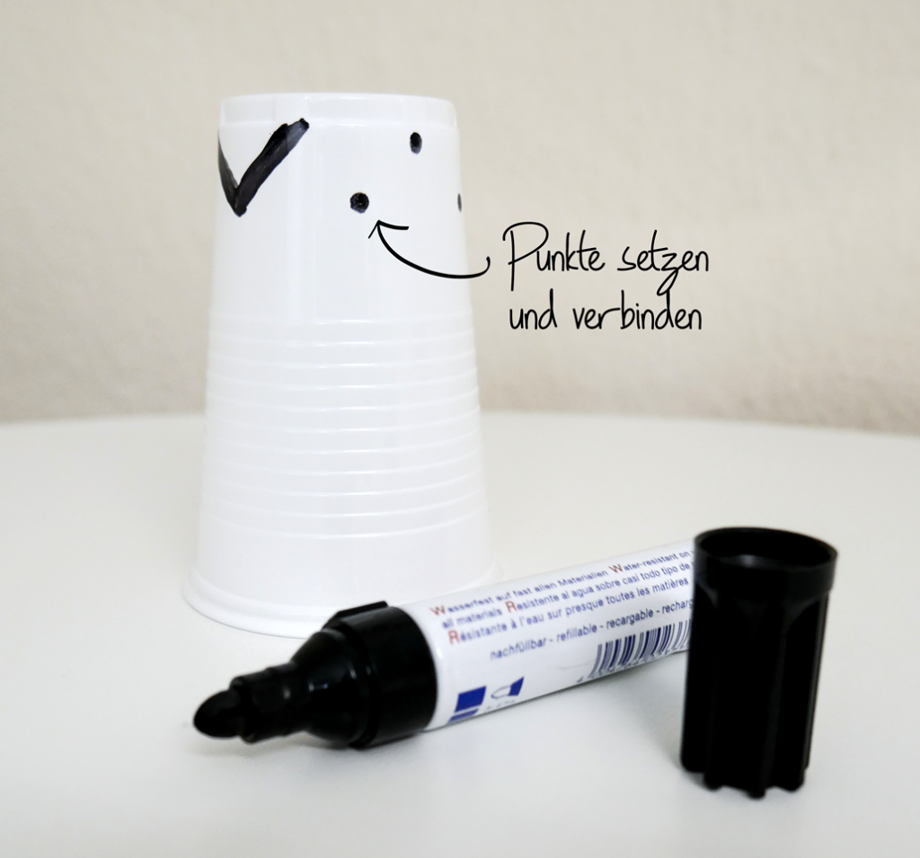 Plastikbecher zacken malen