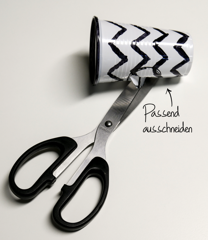 Becher mit Schrere ausschneiden