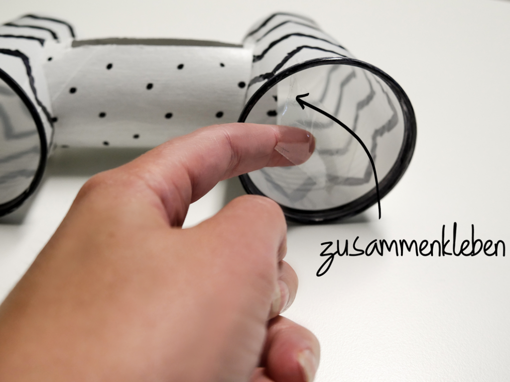Becher und Rolle zusammenkleben