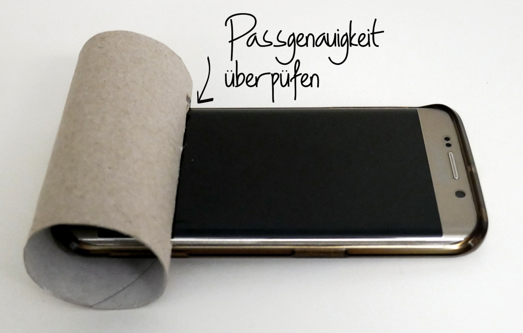 smartphone in Toliettenpapierrolle