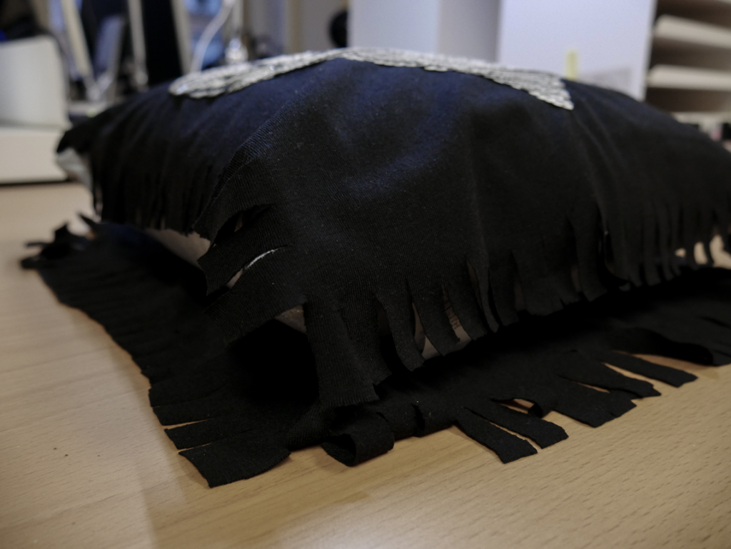 Kissen zwischen den beiden Shirt-Schichten