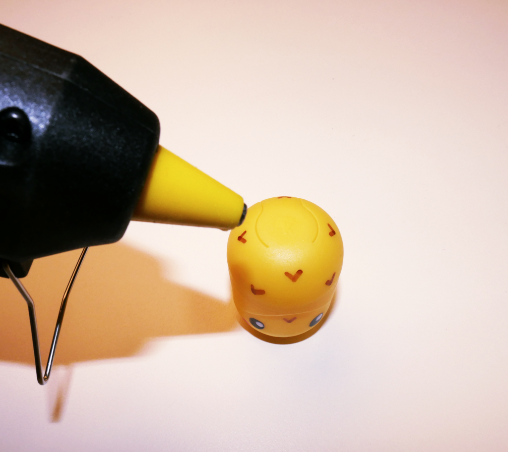 Klebepistole und Überraschungsei