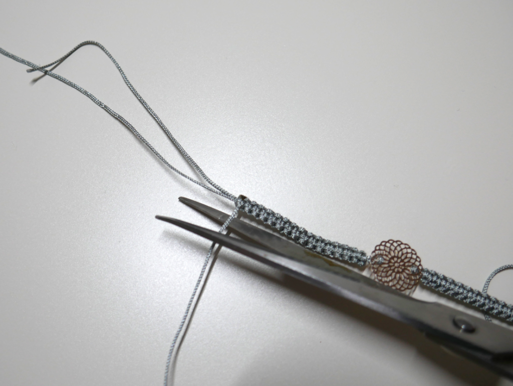 Graues Band wird mit Schere abgeschnitten