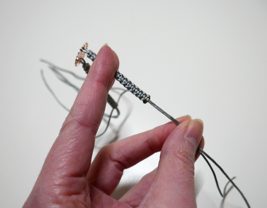 Finger mit Knoten Makramee Armband