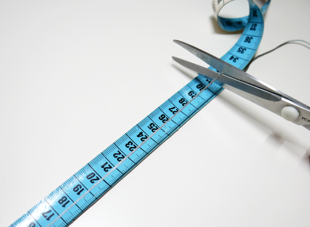 Schere schneidet den Faden