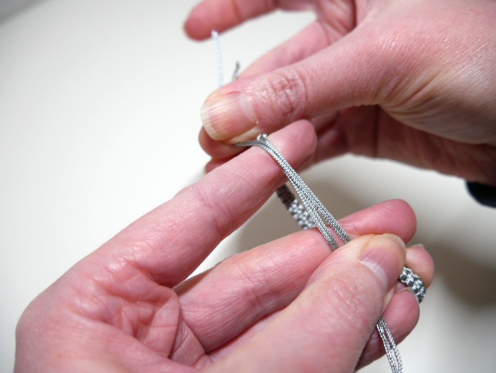 Makrmee Armband auf Finger aufrollen