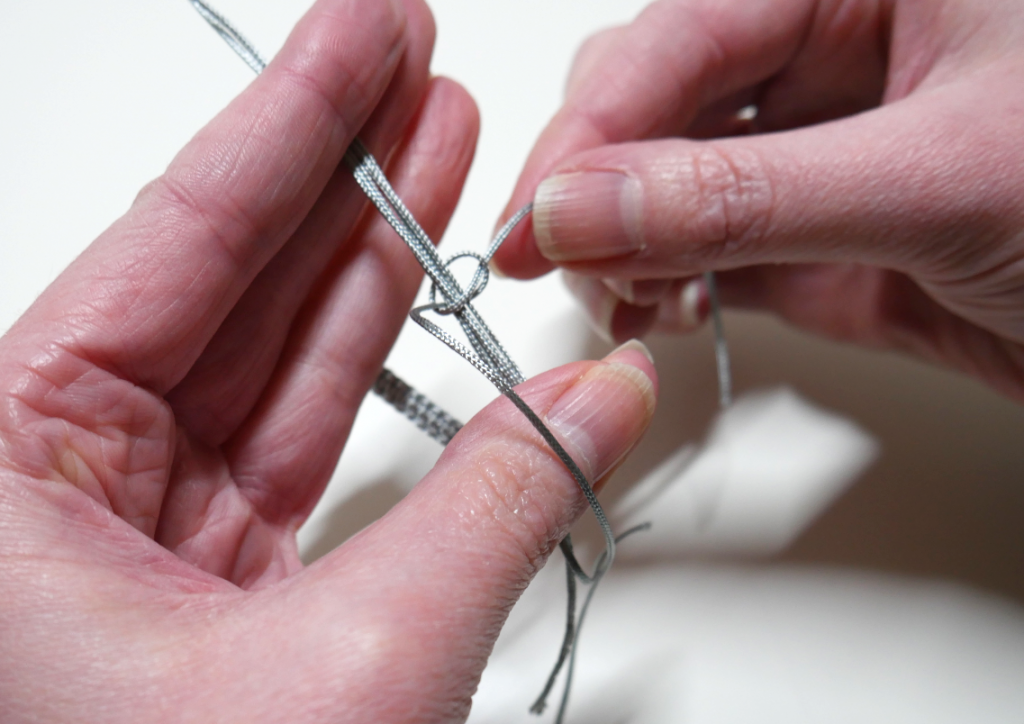 Nylonfaden Knoten festziehen