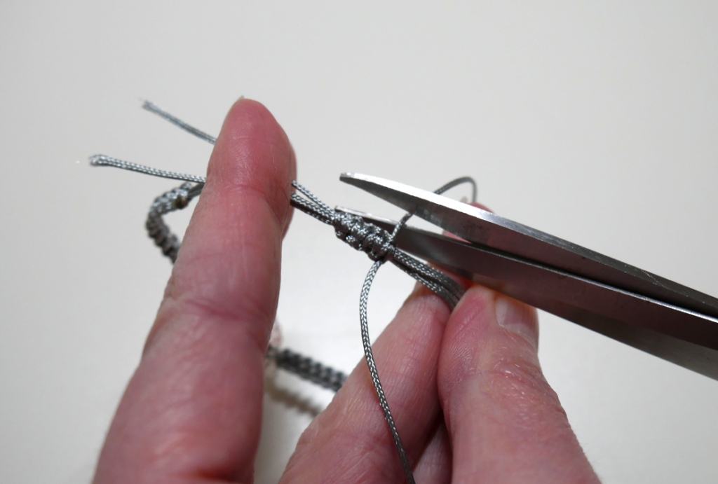 Enden der Fäden abschneiden