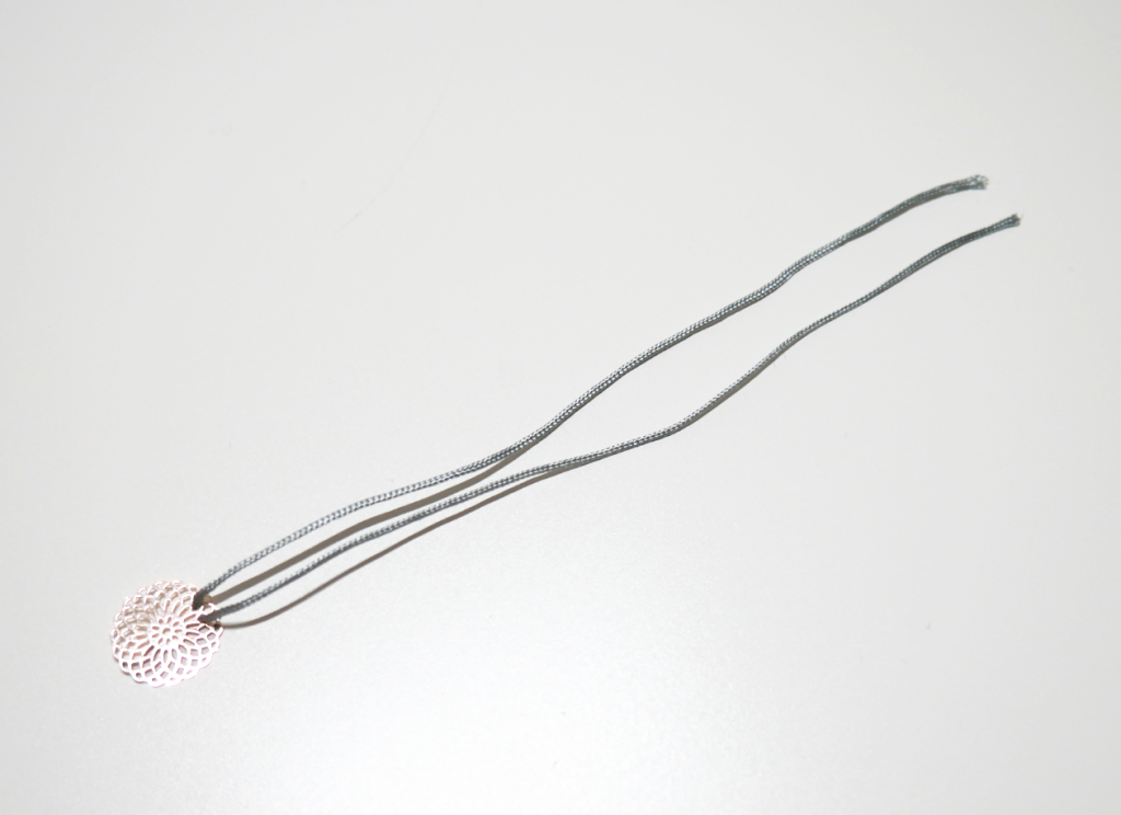 Schmuckanhänger mit Nylonfaden