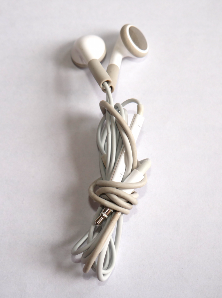 fertig aufgewickelte und zugebundene Kopfhörer