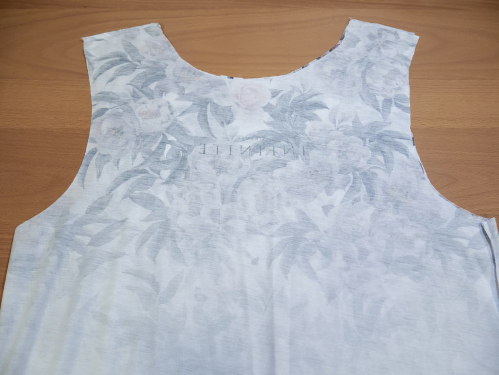 Shirt ohne Ärmel und Kragen