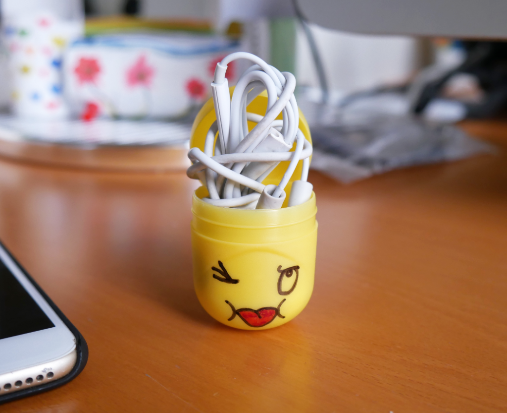 aufgewickelte Kopfhörer im bemalten Ü-Ei verstaut