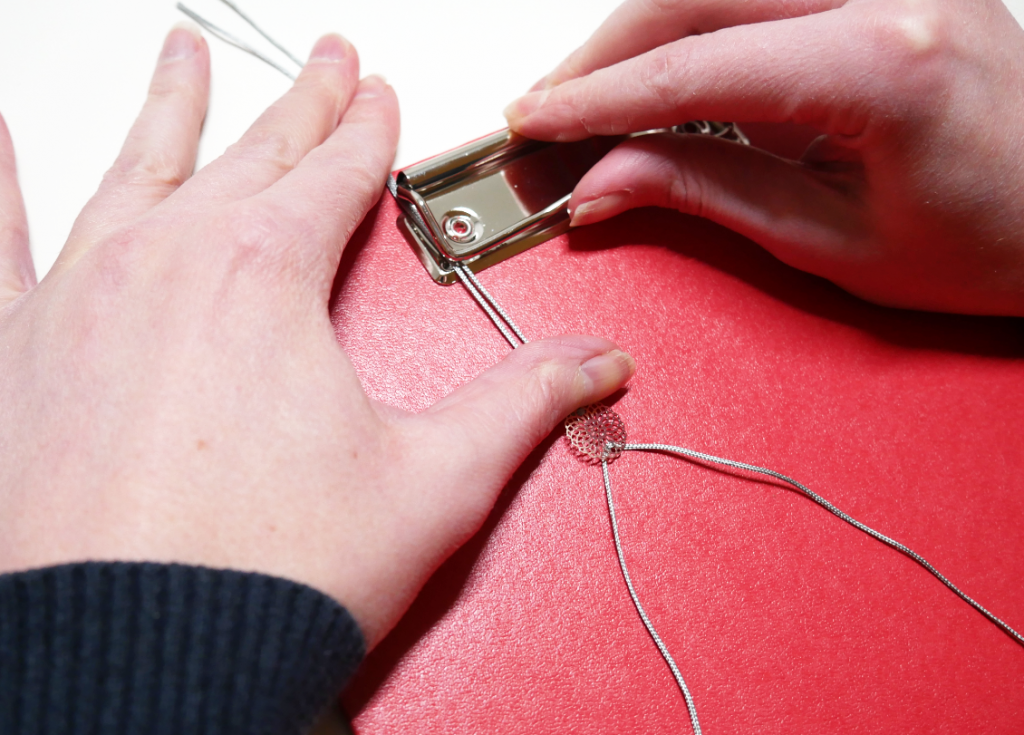 Fäden in Klemme einklemmen