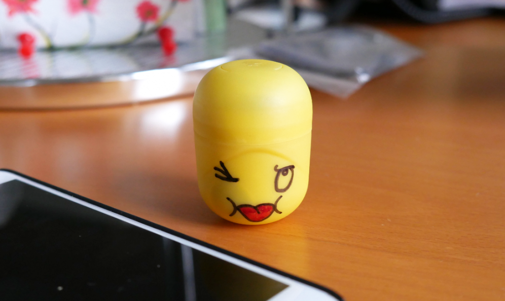 geschlossenes Ü-Ei mit aufgewickelten Kopfhörer innen drin