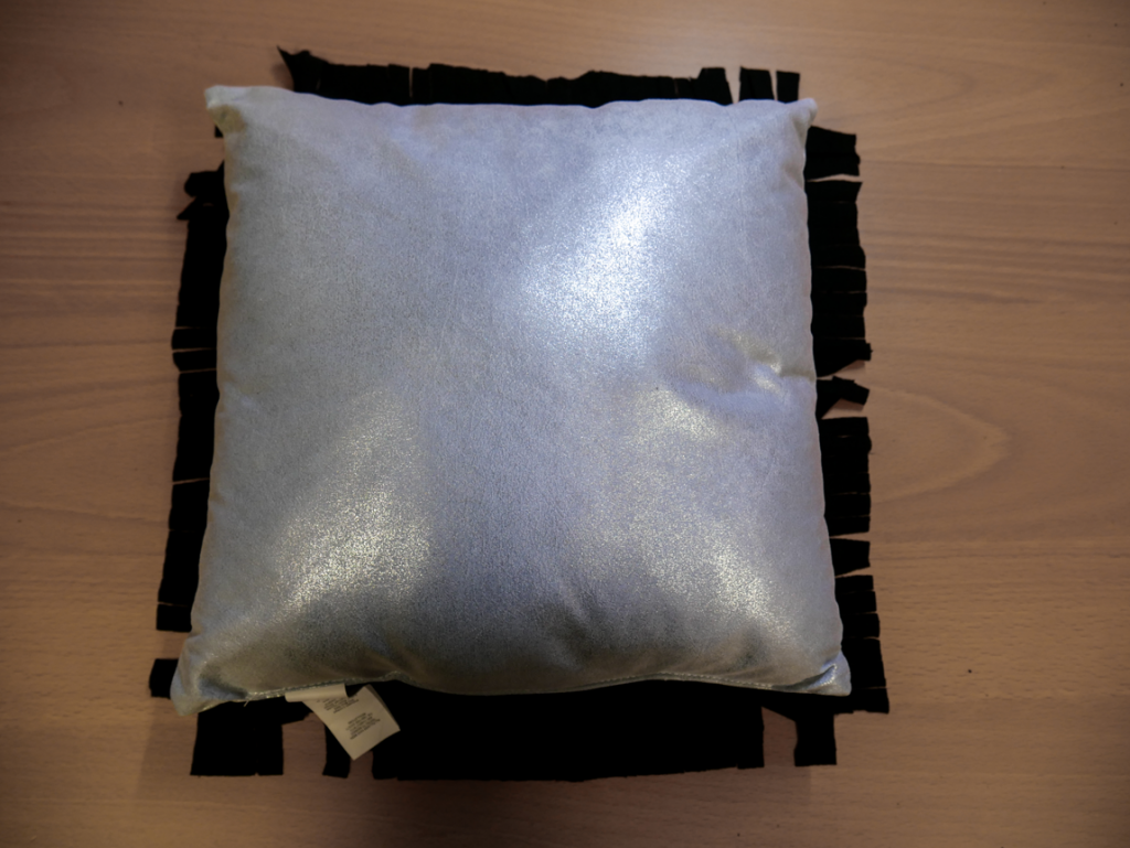 Kissen mittig auf der Unterseite vom Shirt positionieren