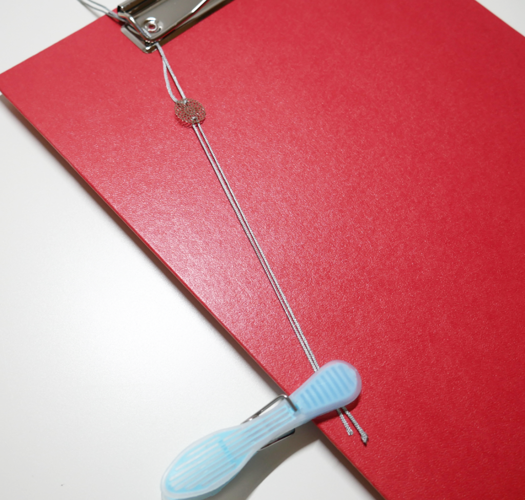 Armband fest mit Wäscheklammer spannen