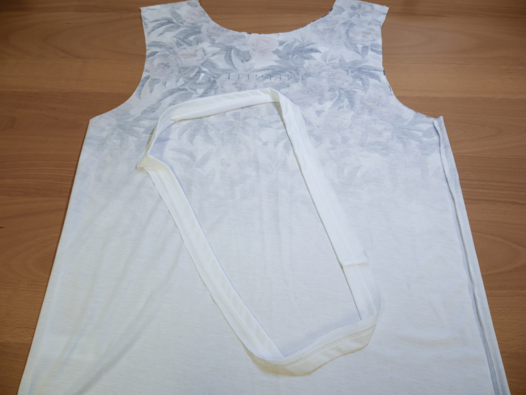 T-Shirt und abgeschnittener Bund