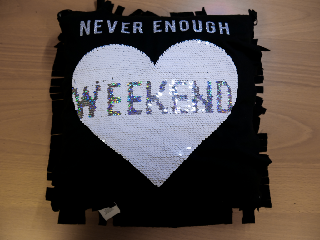 Vorderseite vom Shirt auf das Kissen legen