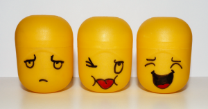 drei geschlossene gelbe Überraschungseier mit Gesichtern drauf gemalt