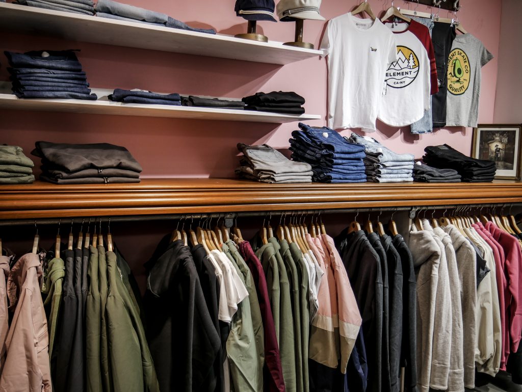 Shirts von Element und verschiedene Damenkleidung