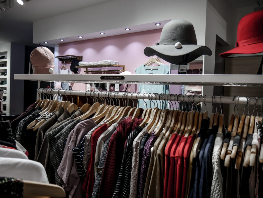 Damen Kleidung und Hüte