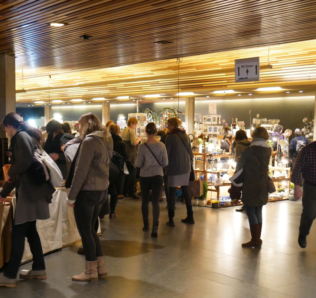 Foyer der Stadthalle mit Ständen