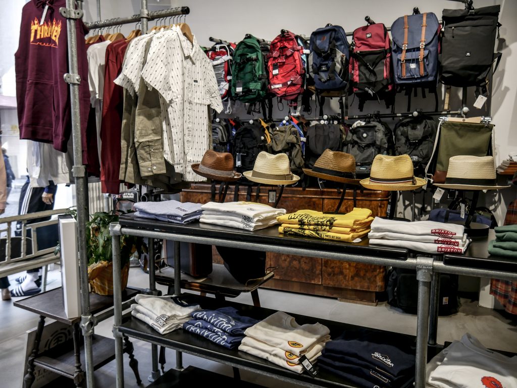 Shirts und Rücksäcke