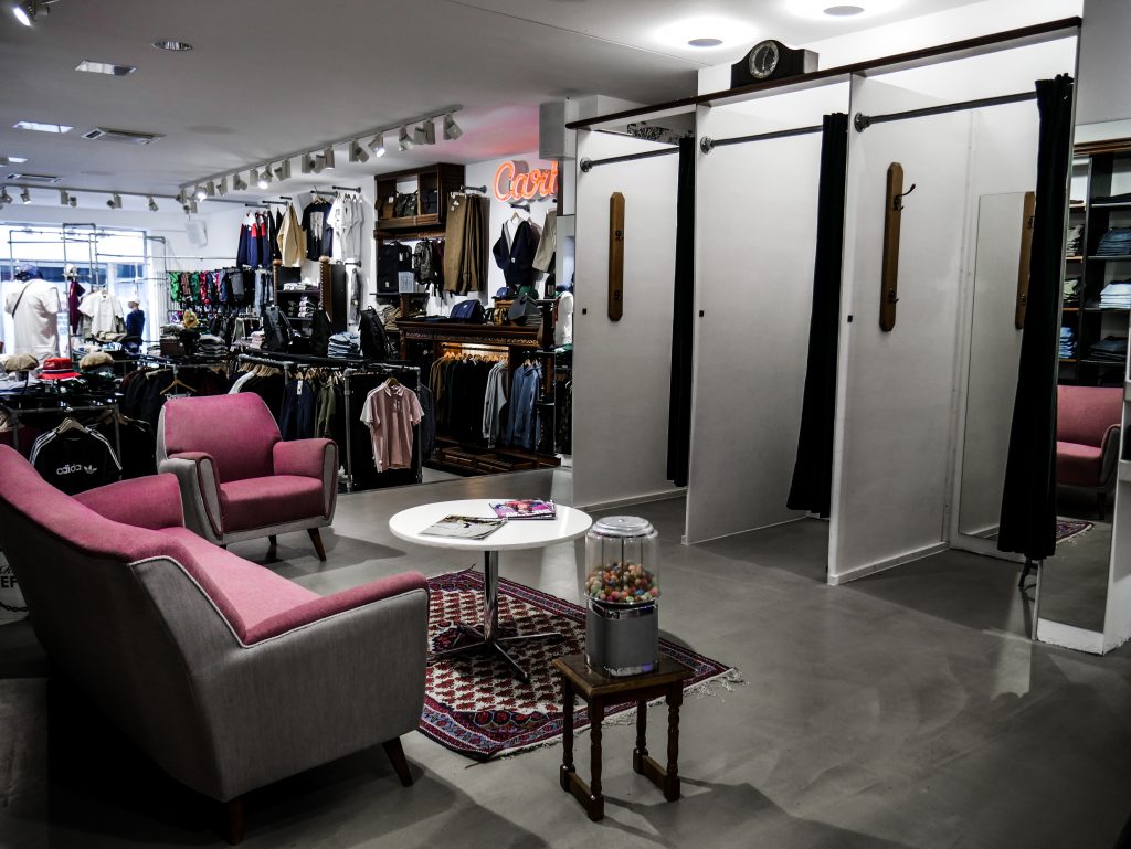 Sofa und Umkleidekabinen