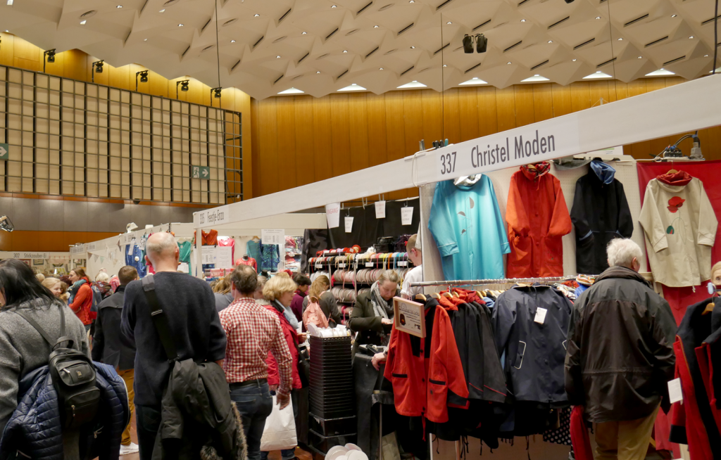 großer Saal mit Mode Ständen