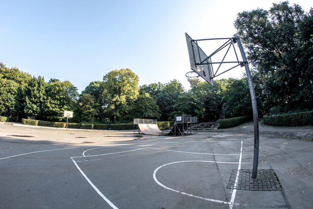 Basketballfeld im Park