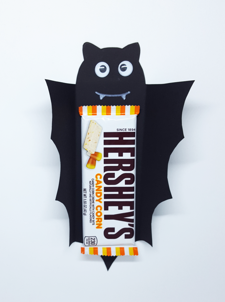 Pappfledermaus mit HERSHE´S Candy Corn