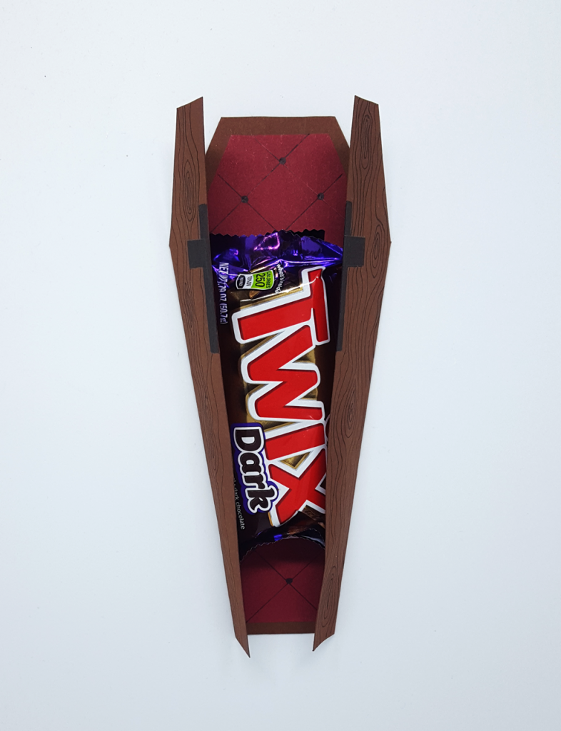 Ein Sarg aus Pappe mit einem Twix