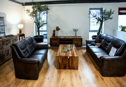 Ledersofa und Holzmöbel