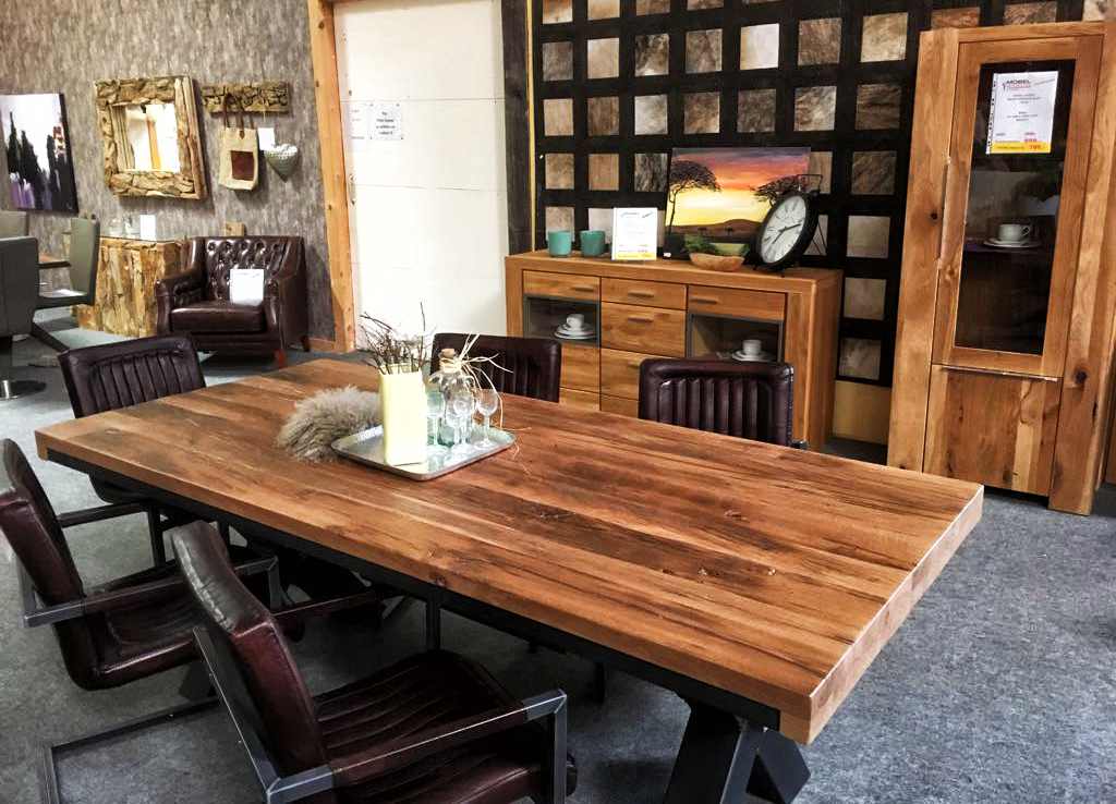 Esstisch aus Holz mit Lederstühlen